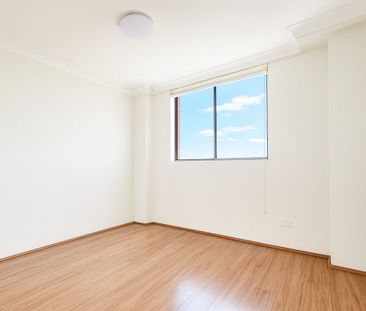 Spacious 3-Bed Apartment with 2 Car Spaces - Photo 3