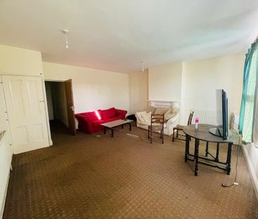 ENTRANCE HALLWAY ---TWO VERY LARGE SPACIOUS DOUBLE BEDROOMS--- LIVI... - Photo 1