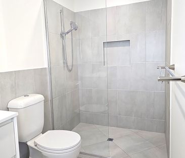 GREAT LOCATION-NEAR NEW FULLY DUCTED 3 BED 2 BATH TOWNHOUSE - Photo 3