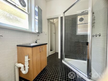 Two storey warehouse style apartment - Photo 3