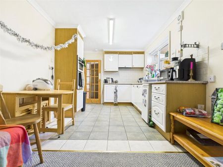 4 bedroom semi-detached house to rent - Photo 5