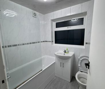 Room to let in shared house- Romford - Photo 2