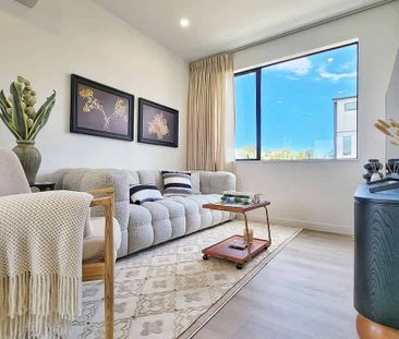 Beautifully presented luxury home - move in ready - Photo 1