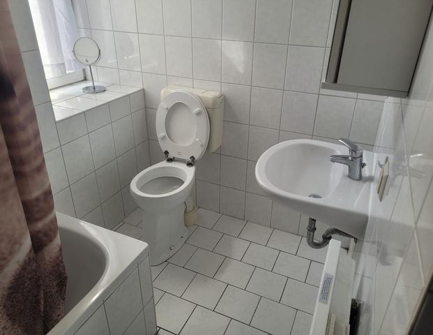 Jobcenter und Rentner willkommen. Helle 2-Zimmer-Wohnung im EG mit Gartenmitbenutzung - Photo 1