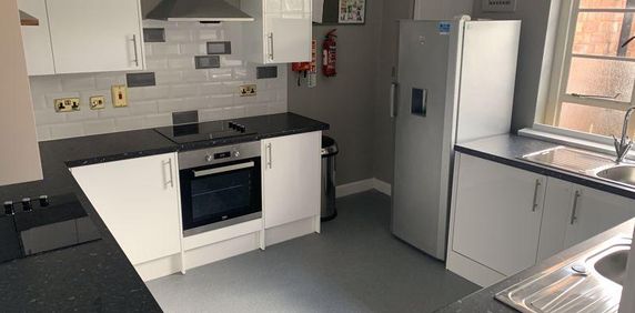 1 bedroom in a house share to rent - Photo 2
