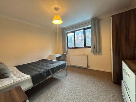 1 bedroom in a house share to rent - Photo 2