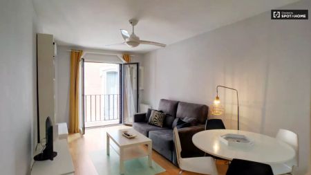 Charming 1-bedroom apartment with balcony for rent in Centro - Foto 4