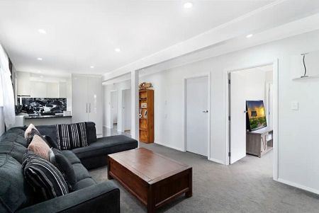 Charming 3BR Home with Garden! - Photo 4