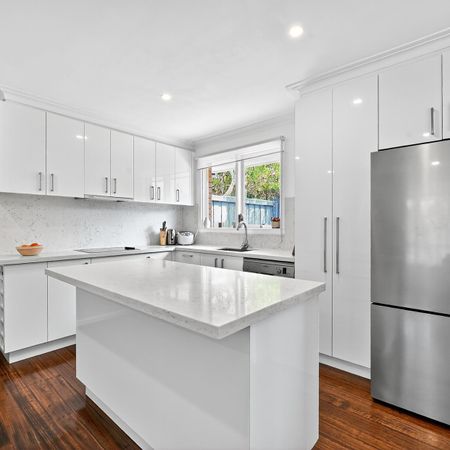 Spacious Ground-Floor Living with Courtyard Comfort - Photo 5