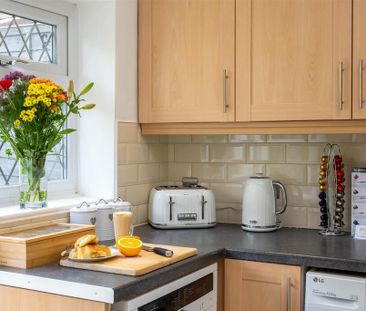 4 bedroom semi-detached house to rent - Photo 5