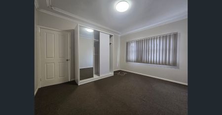 FANTASTIC THREE BEDROOM FAMILY HOME! - Photo 4