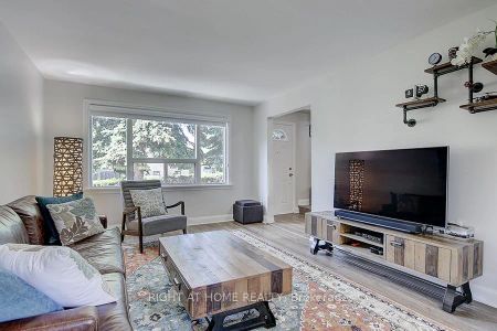 Detached Home For Lease | W9253113 - Photo 3