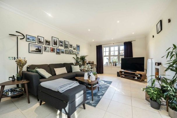 Varley Drive, St Margarets, TW1 - Photo 1