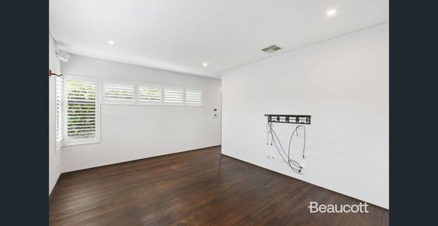 Modern rear family home in heart of Mt Lawley - Photo 1