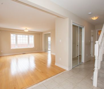 17 Flynn Court, St. Catharines - All Inclusive 3 Bedroom Main Unit - Photo 1