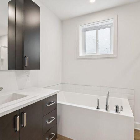 Beau 5 1/2 neufs ! TRIPLEX = Tranquilité ! Châteauguay, disponible maintenant - Photo 4