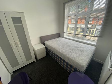 3 bedroom flat to rent - Photo 4