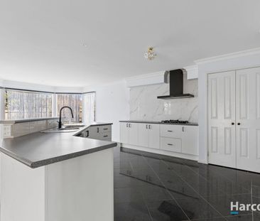 Spacious Family Living with Room for Everyone - Photo 5