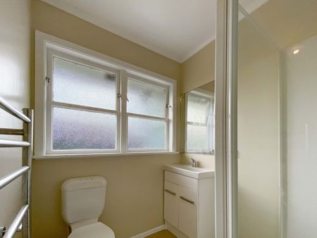 TRENTHAM LIVING - Photo 2