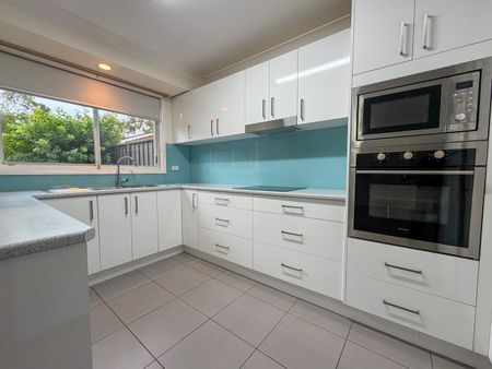 Stylish & Spacious Townhouse Living in Prime South Penrith Location - Photo 5