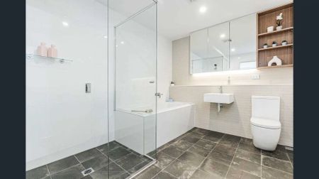 “Luxurious Top-Floor Apartment with Unmatched Style and Convenience” - Photo 3