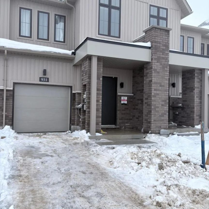 931 DOURO STREET - Photo 2