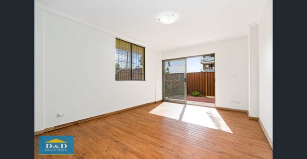Spacious 2 Bedroom Unit. Huge Private Courtyard. Walk to Westfield Shopping and Parramatta Station. - Photo 1
