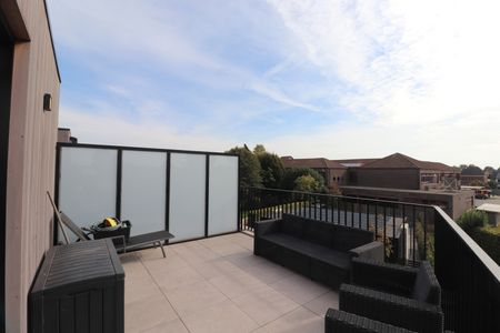 Appartement op de 2de verdieping met 1 slaapkamer, lift, terras, autostaanplaats en buitenberging. - Photo 3