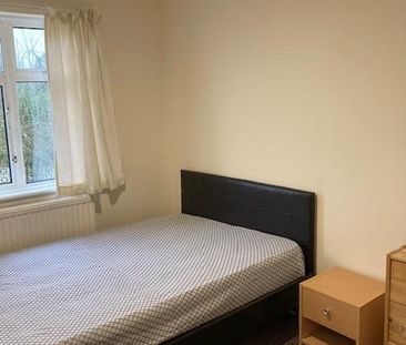 4 bedroom semi-detached house to rent - Photo 4