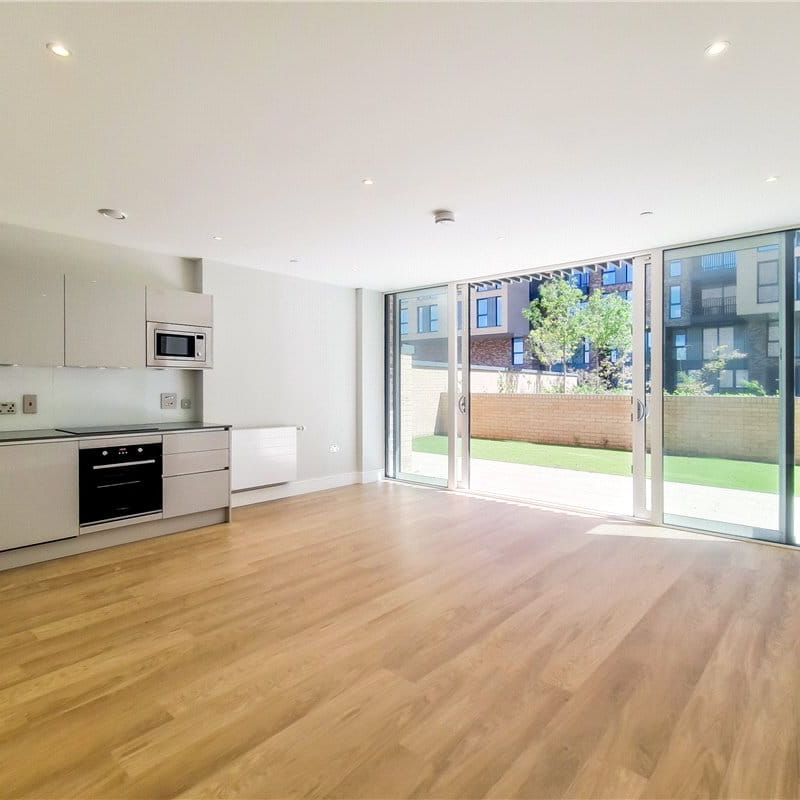Excellent furnished three-bedroom, two-bathroom flat within Wimbledon Grounds, this prestigious new development next to the AFC Wimbledon Stadium. The apartments all have generous balconies, lift access, secure bike storage and landscaped communal gardens. - Photo 1
