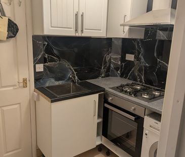 Studio Flat, Beaconsfield Road, N11 - Photo 2