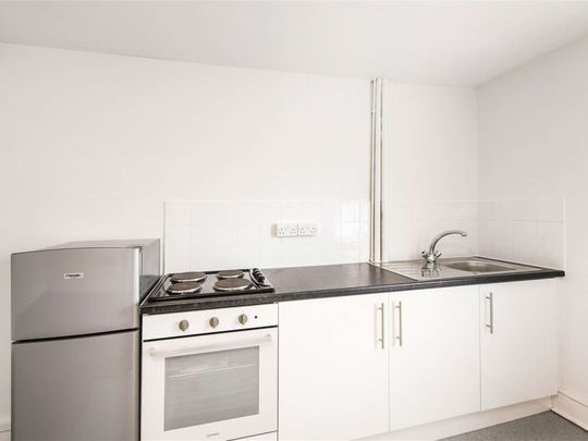 A fantastically located studio flat with shared bathroom facilities. - Photo 1