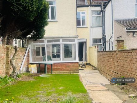 3 bedroom terraced house to rent - Photo 4