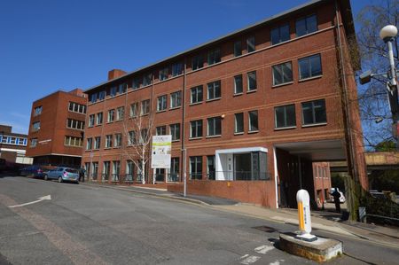 Flat to rent - Elmfield Road, Bromley, BR1 - Photo 5