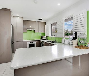 Spacious renovated 3 bedroom apartment style home (upper level only) - Photo 5