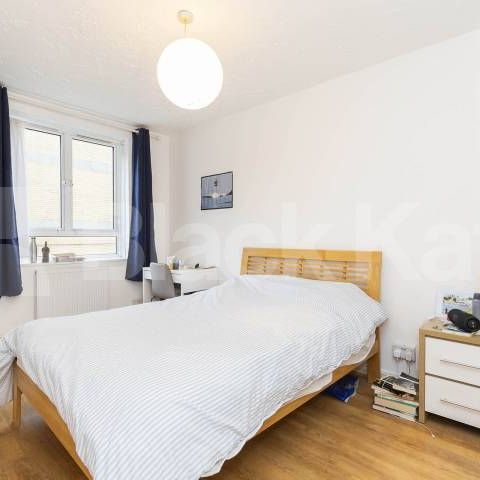 Modern 3 bed 2 bath apartment with a modern kitchen & bathroom mins to UCL - Photo 1