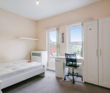 4 bedroom end of terrace house to rent - Photo 3