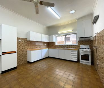 Large home in a prime location - Photo 5