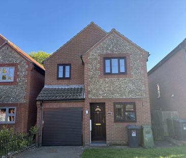 3 Bedroom Detached House in Mundesley with Garden and Garage - Photo 2