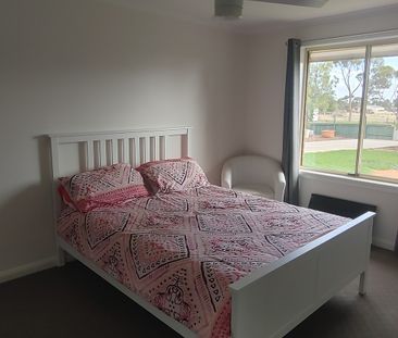 5-bedroom shared house / townhouse, Ronda Ave - Photo 4