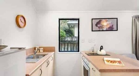 Sunny, fully-furnished 1-bdrm in Northland - Photo 3