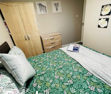 1 bedroom in a house share to rent - Photo 2