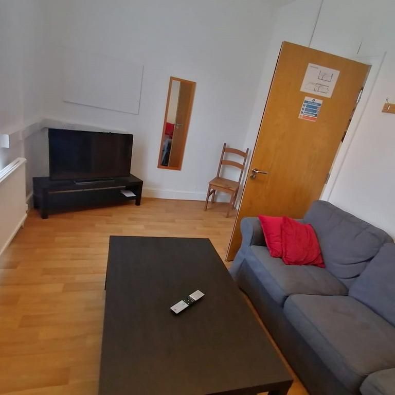 4 bedroom semi-detached house to rent - Photo 1