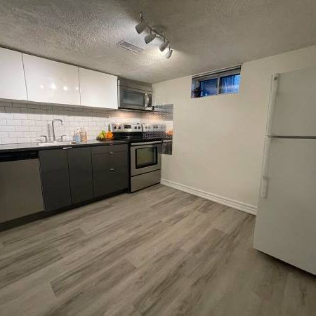 bright large one bedroom 3 minute walk to Bloor subway on quiet street - Photo 3