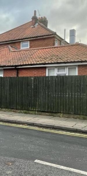 1 bedroom in a house share to rent - Photo 1