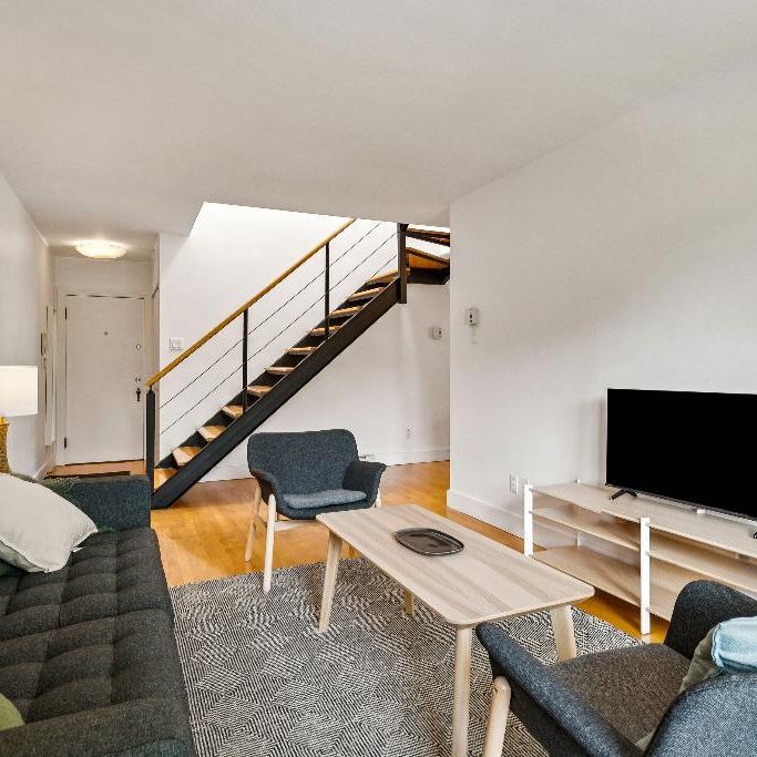 PLATEAU MONT-ROYAL, 7 1/2 avec 3 chambres fermées et 2 salles de bain. Entièrement MEUBLÉ et ÉQUIPÉ à neuf! À 2 pas du Métro Laurier. LIBRE IMMÉDIATE - Photo 1