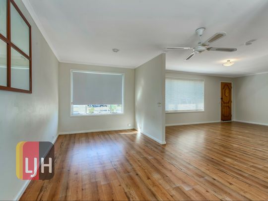 AIR CONDITIONED THREE BEDROOM HOME IN GREAT LOCATION! - Photo 1