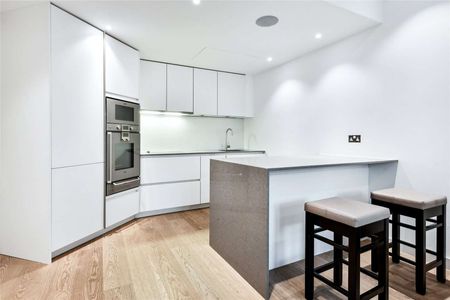 Very impressive 2 bedroom, 2 bathroom modern apartment, in a desirable development with 24/7 concierge and located near to St. James's Park station. - Photo 5