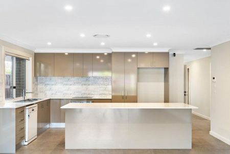 LARGE FAMILY HOUSE! - Photo 4