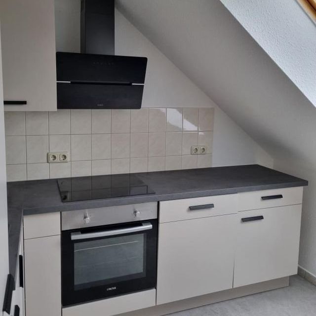 Zum WohlfÃ¼hlen! Individuelle Dachgeschosswohnung mit moderner EBK! - Photo 1